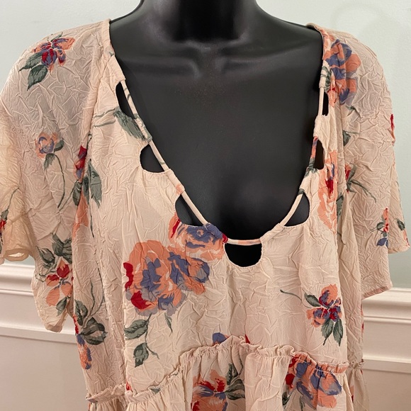 Lucky Brand floral blouse with cutouts in the front. - Picture 4 of 4